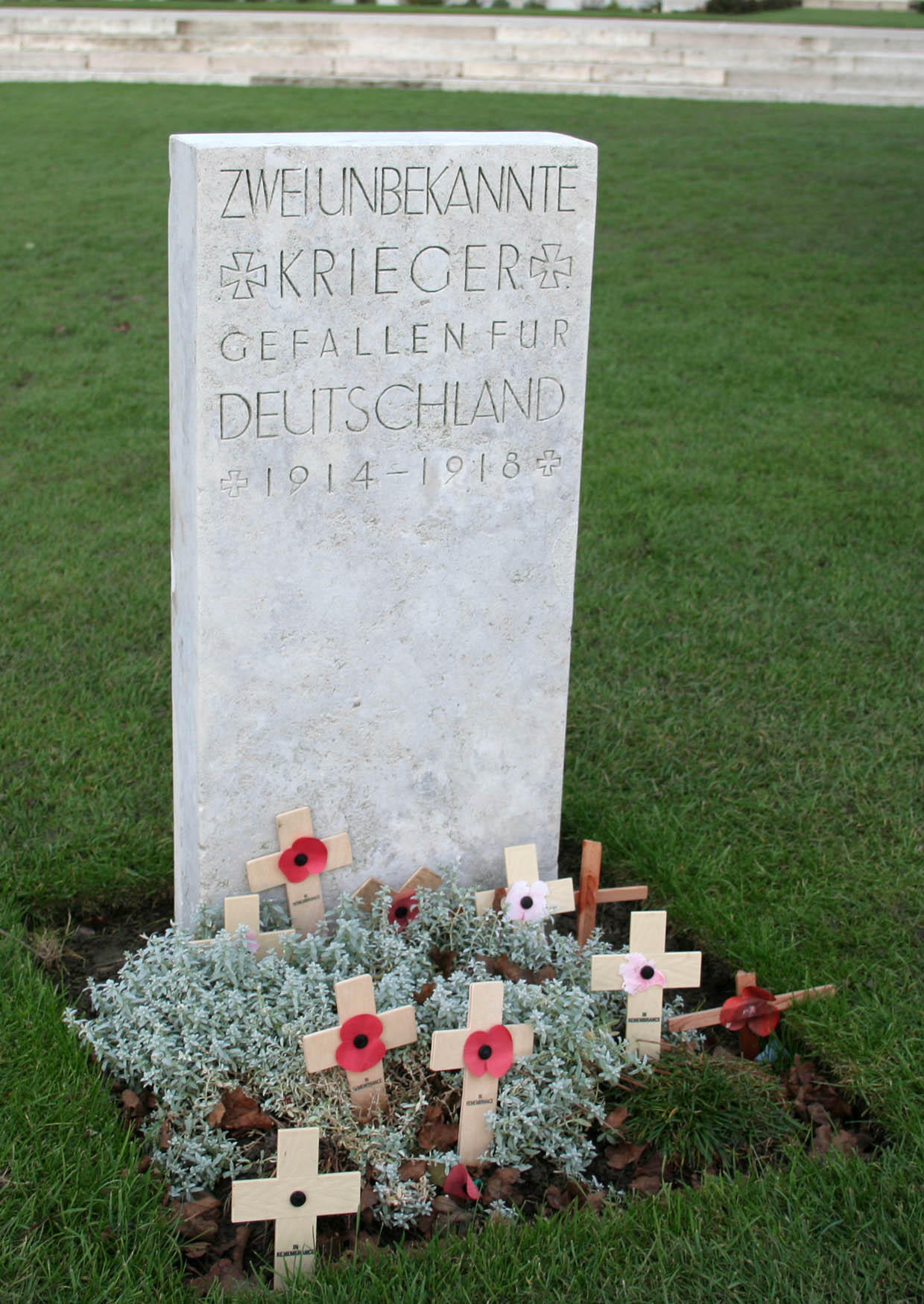 Photo cimetiA¨re de tyne cot - tombe dun soldat allemand