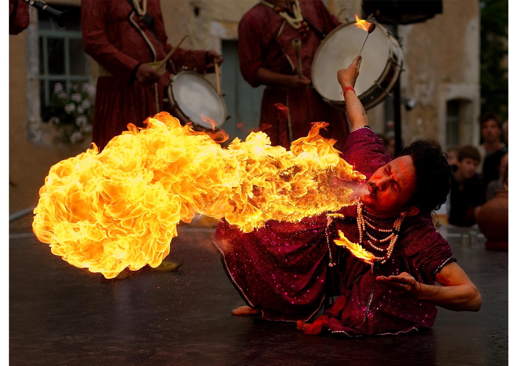 Photo cracheur de feu du jaipur maharaja brass band