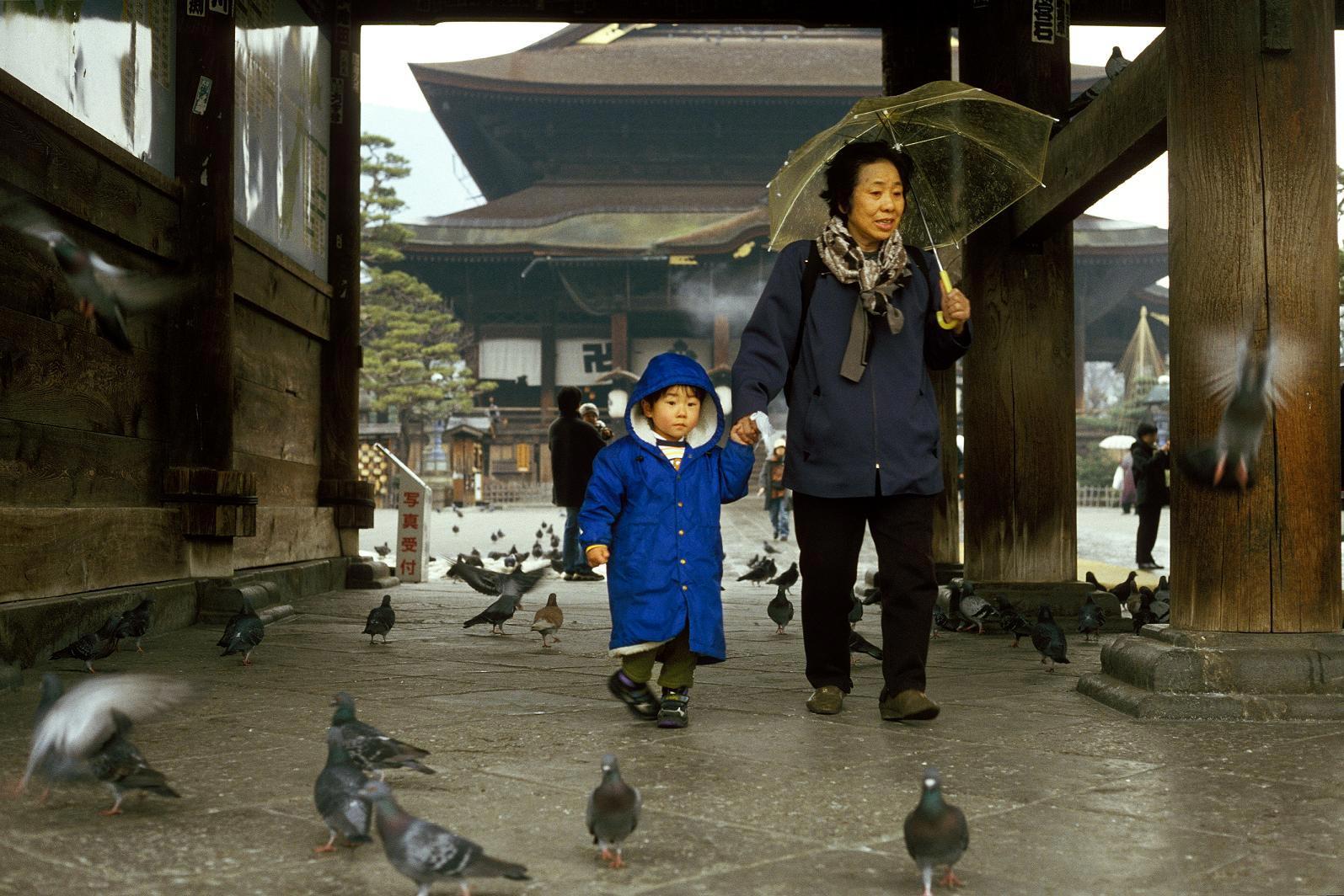 Photo dame et fille prA¨s du temple