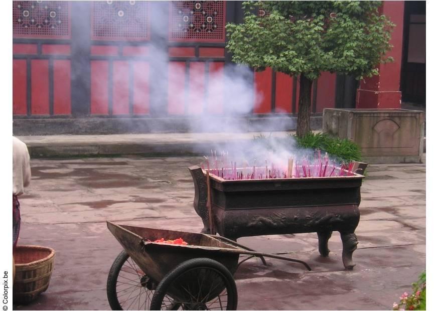 Photo encens au temple chengdu