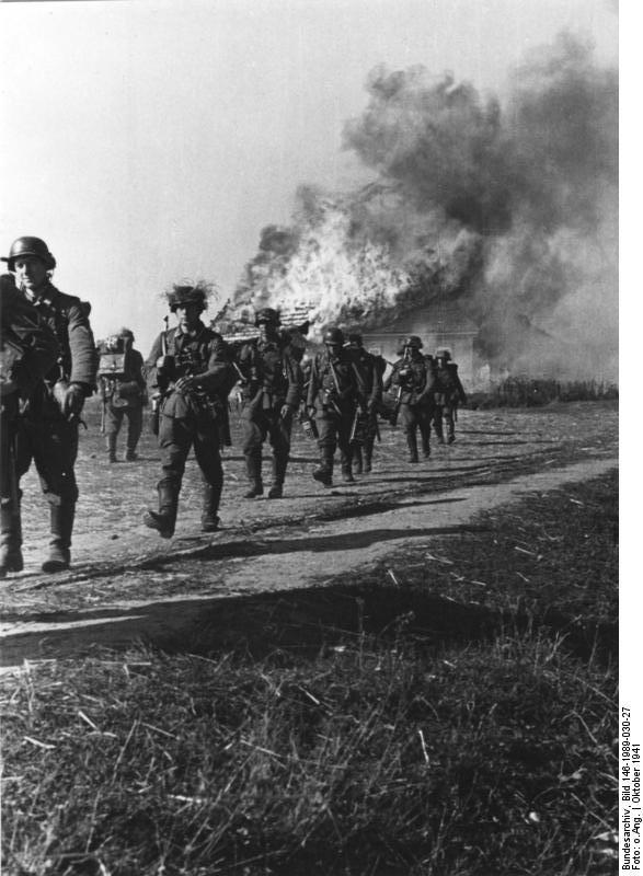 Photo la russie - infanterie devant maison en feu