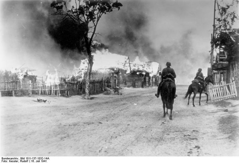 Photo la russie-village en feu et cavalerie