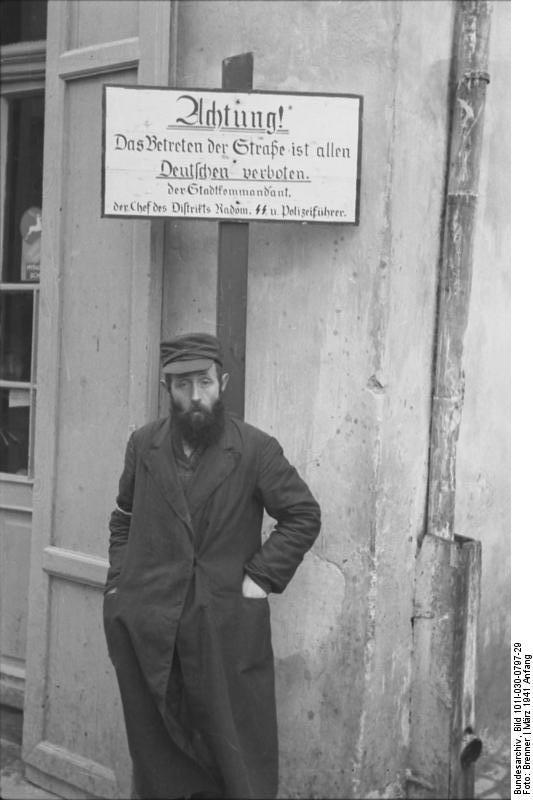 Photo pologne - ghetto radom-juif devant panneau dinterdiction